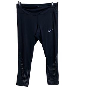 537. Nike black midrise cropped leggings size medium